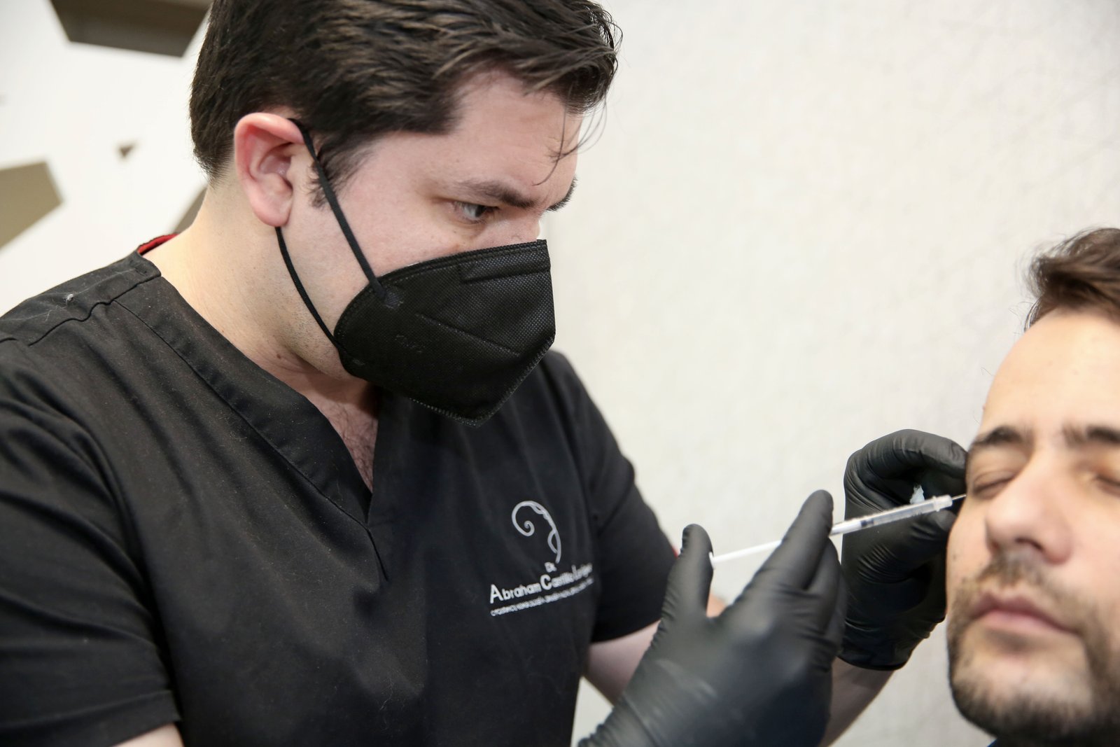 Dr. Abraham Castillo Lartigue en consulta